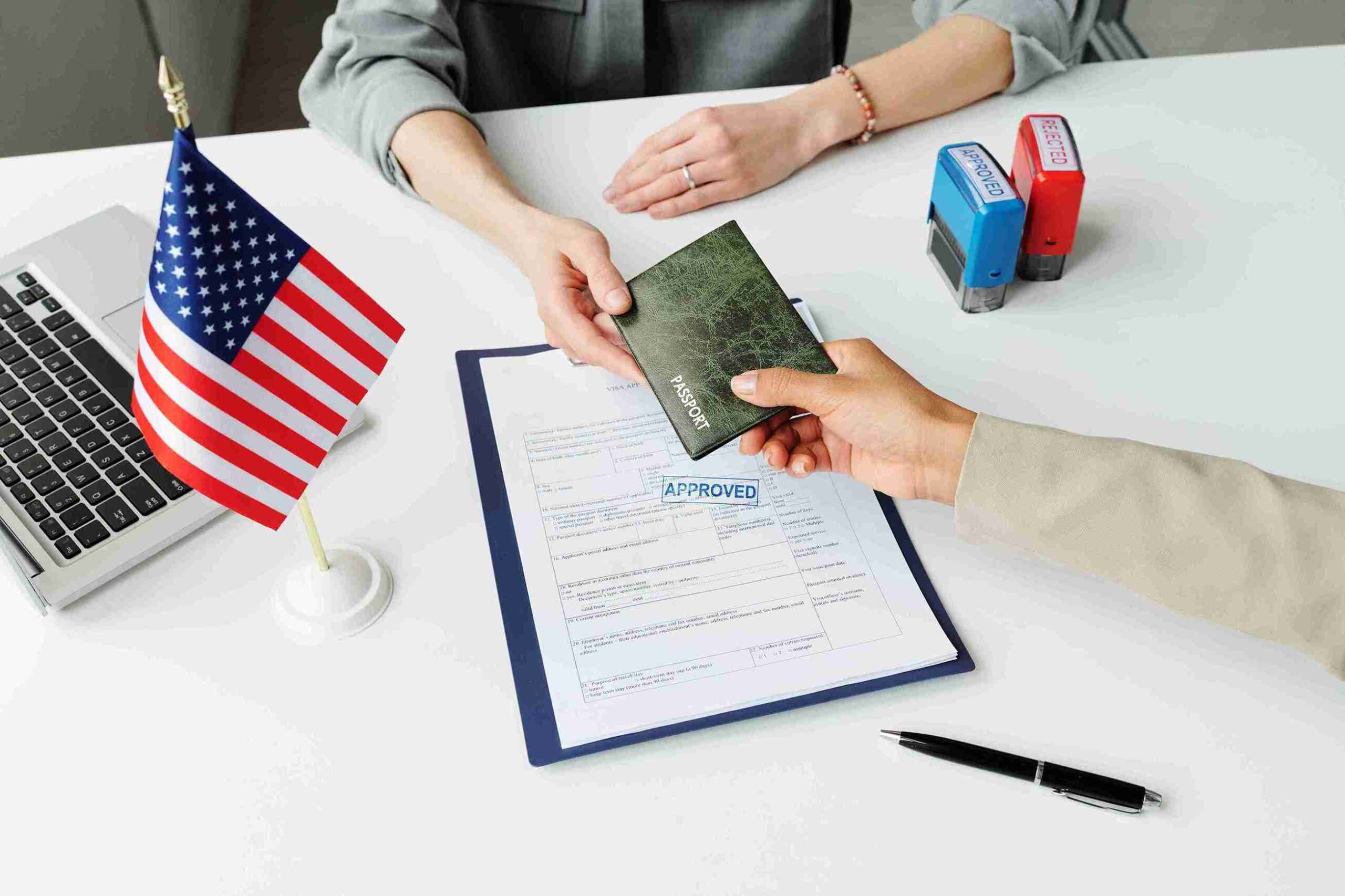 Image illustrating the steps to apply for a visa in the USA, featuring a checklist and application forms.