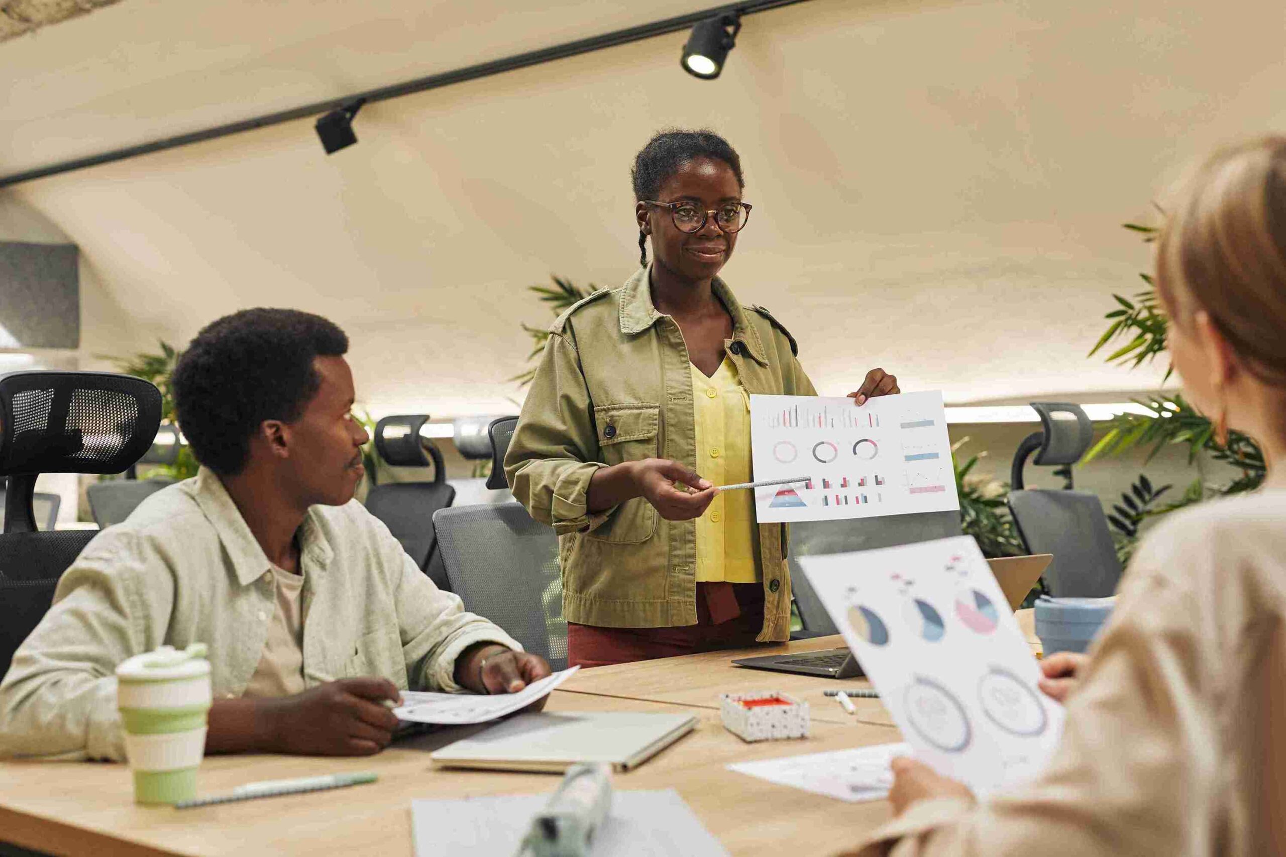 A woman presents to a group, discussing the Scale-Up VISA program and its benefits for entrepreneurs and businesses.